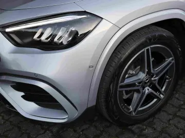 MERCEDES-BENZ GLA 180 AMG DISTRO TOTWINKEL 360  MBUX LED 19