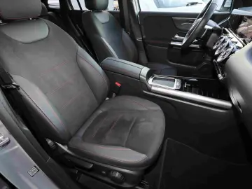 MERCEDES-BENZ GLA 180 AMG DISTRO TOTWINKEL 360  MBUX LED 19