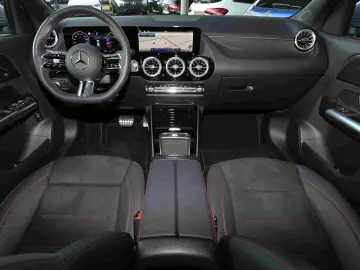 MERCEDES-BENZ GLA 180 AMG DISTRO TOTWINKEL 360  MBUX LED 19
