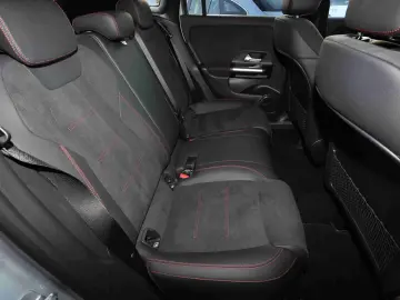 MERCEDES-BENZ GLA 180 AMG DISTRO TOTWINKEL 360  MBUX LED 19