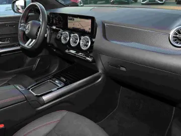 MERCEDES-BENZ GLA 180 AMG DISTRO TOTWINKEL 360  MBUX LED 19