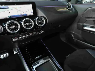 MERCEDES-BENZ GLA 180 AMG DISTRO TOTWINKEL 360  MBUX LED 19