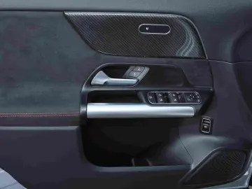 MERCEDES-BENZ GLA 180 AMG DISTRO TOTWINKEL 360  MBUX LED 19