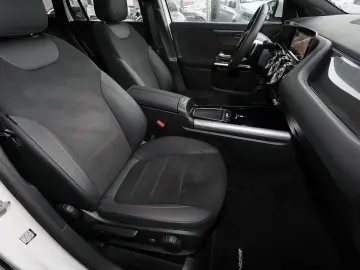 MERCEDES-BENZ GLA 180 AMG TOTWINKEL 19 ZOLL LED KAMERA MBUX