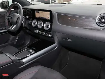 MERCEDES-BENZ GLA 180 AMG TOTWINKEL 19 ZOLL LED KAMERA MBUX