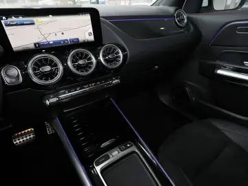 MERCEDES-BENZ GLA 180 AMG TOTWINKEL 19 ZOLL LED KAMERA MBUX