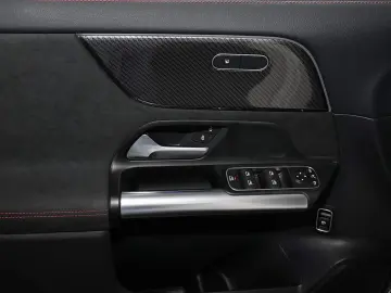 MERCEDES-BENZ GLA 180 AMG TOTWINKEL 19 ZOLL LED KAMERA MBUX