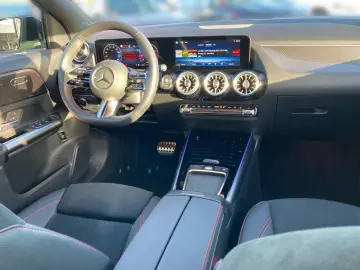 MERCEDES-BENZ GLA 200 AMG MBUX Night Distr M-BEAM LE&hellip;