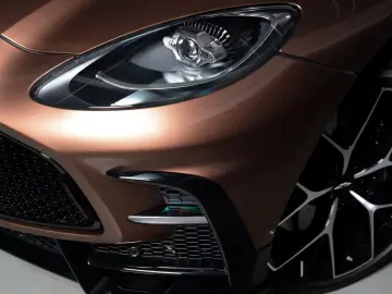 Aston Martin DBX S   Magneto Bronz