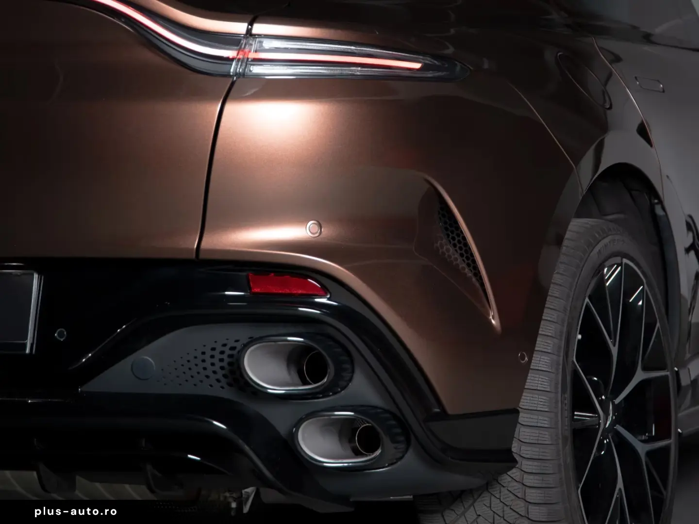 Aston Martin DBX S   Magneto Bronz