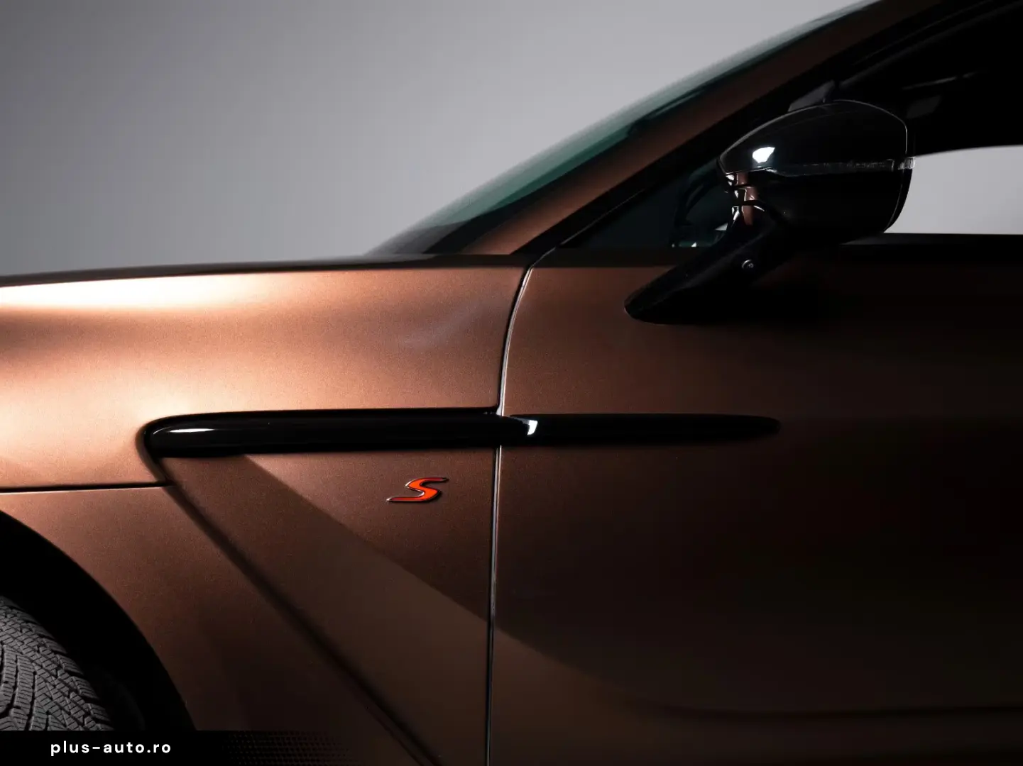 Aston Martin DBX S   Magneto Bronz