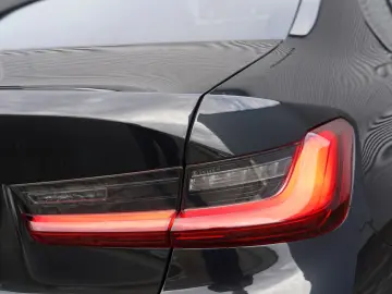 BMW 320d xDrive M Sport SCHIEBEDACH H&K KAM AHK HUD