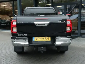 TOYOTA Hilux 2.4 D-4D X-TRA CAB COMFORT 4WD VAN