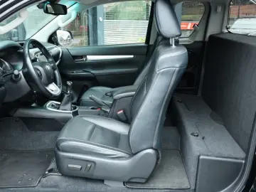 TOYOTA Hilux 2.4 D-4D X-TRA CAB COMFORT 4WD VAN