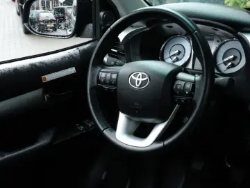 TOYOTA Hilux 2.4 D-4D X-TRA CAB COMFORT 4WD VAN