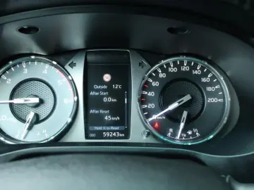 TOYOTA Hilux 2.4 D-4D X-TRA CAB COMFORT 4WD VAN