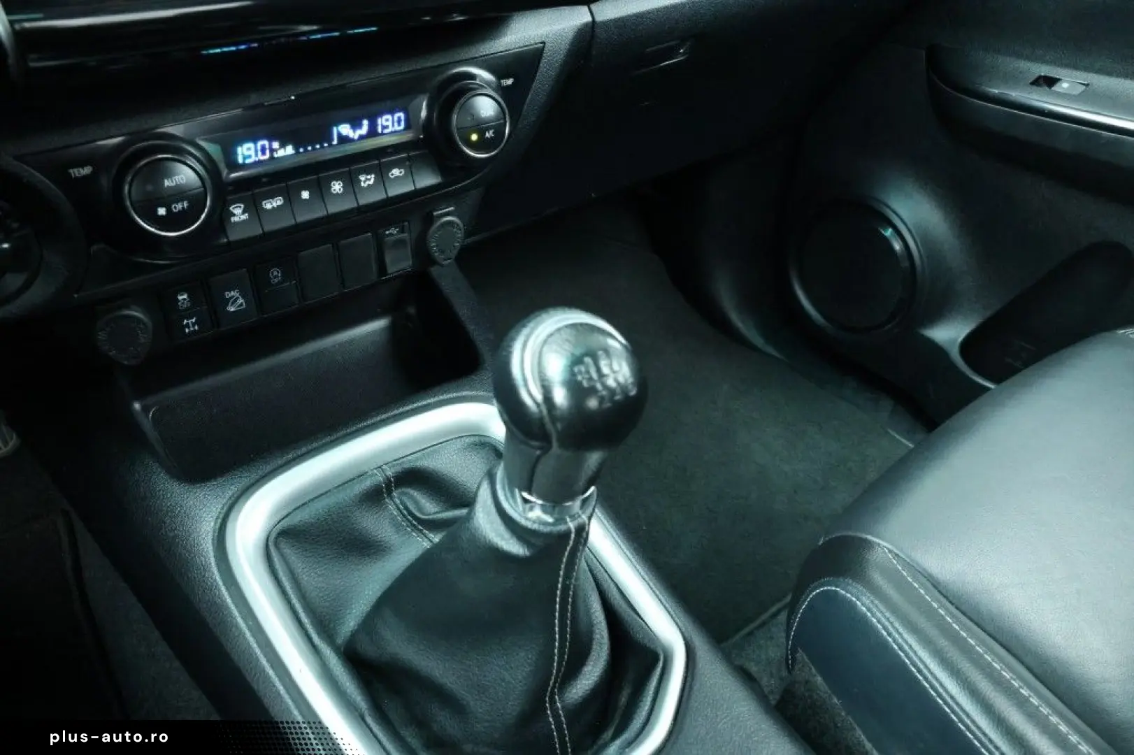 TOYOTA Hilux 2.4 D-4D X-TRA CAB COMFORT 4WD VAN