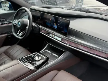 BMW 750 e xDrive DVD im fond - M Sportpaket