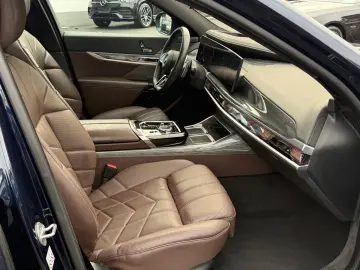 BMW 750 e xDrive DVD im fond - M Sportpaket