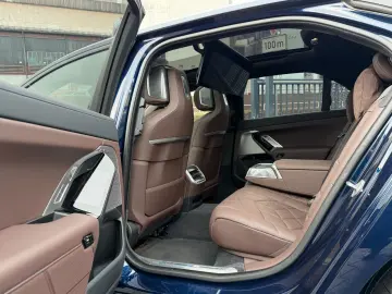 BMW 750 e xDrive DVD im fond - M Sportpaket