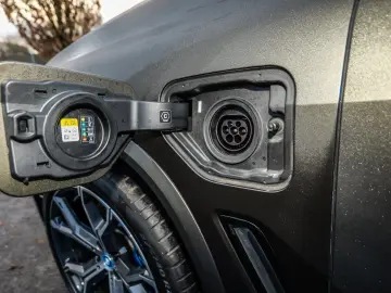 BMW X5 xDrive45e M Sport HUD PANO AHK NAVI LED DAB