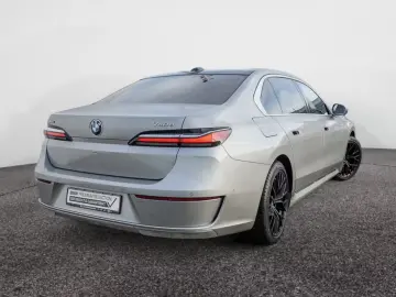 BMW 740 d xDrive TV   UȘI AUTOMATE