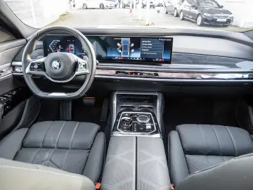 BMW 740 d xDrive TV   UȘI AUTOMATE