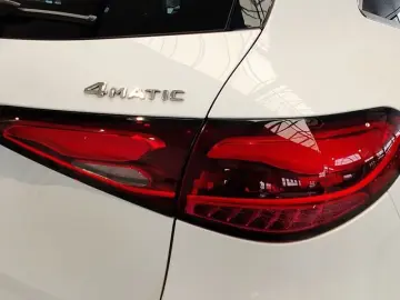 MERCEDES-BENZ GLC 300 e 4M AMG MBUX TEMPOMAT SHZ NAVI