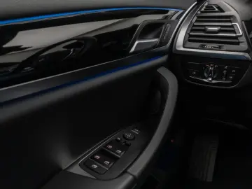 BMW X3 xD30e Laser Kamera HUD DAB AHK Komfort 19Zoll