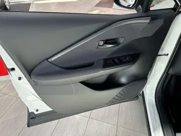 TOYOTA C-HR 2.0 Plug-in Hybrid ACC AUT LED Navi Virtual