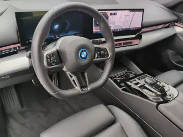 BMW 550e xDr M Sport AdaptiveSusp IconicGlow Ventil 360