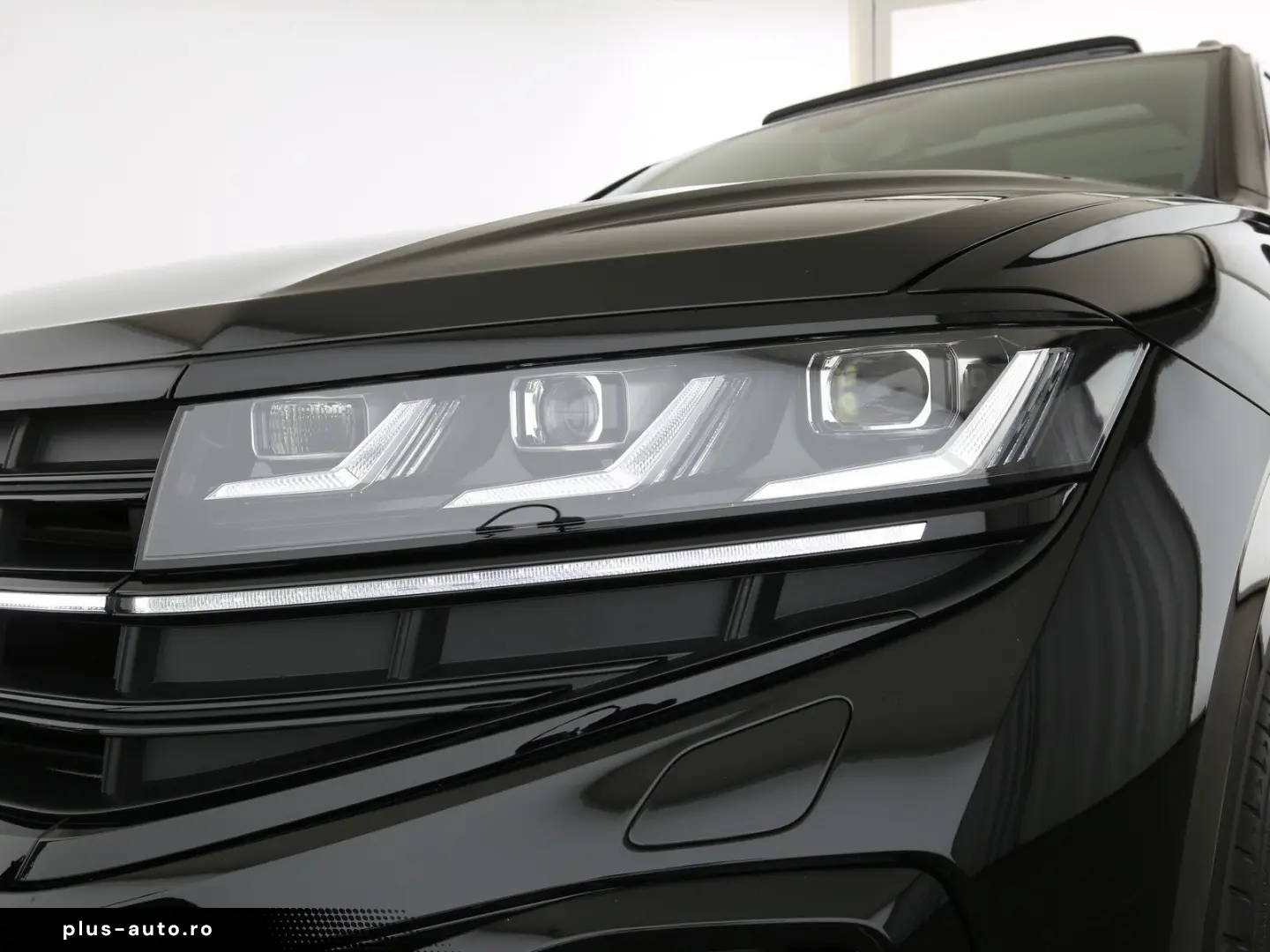 VW Touareg 3.0TDI 286PS 4M R-Line STHZ NaviPro Lede