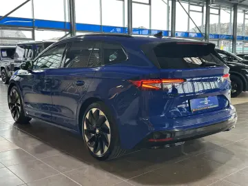 SKODA Enyaq 80x Sportline Pano AHK Wärmepumpe Navi LED