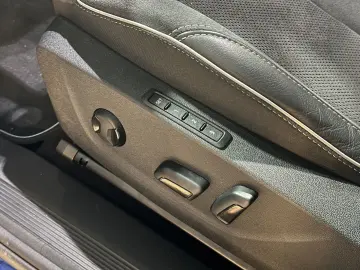 SKODA Enyaq 80x Sportline Pano AHK Wärmepumpe Navi LED