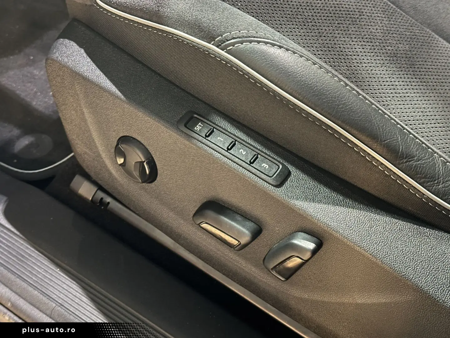 SKODA Enyaq 80x Sportline Pano AHK Wärmepumpe Navi LED