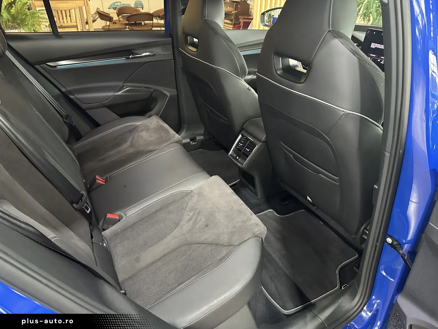 SKODA Enyaq 80x Sportline Pano AHK Wärmepumpe Navi LED