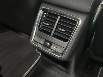 SKODA Enyaq 80x Sportline Pano AHK Wärmepumpe Navi LED