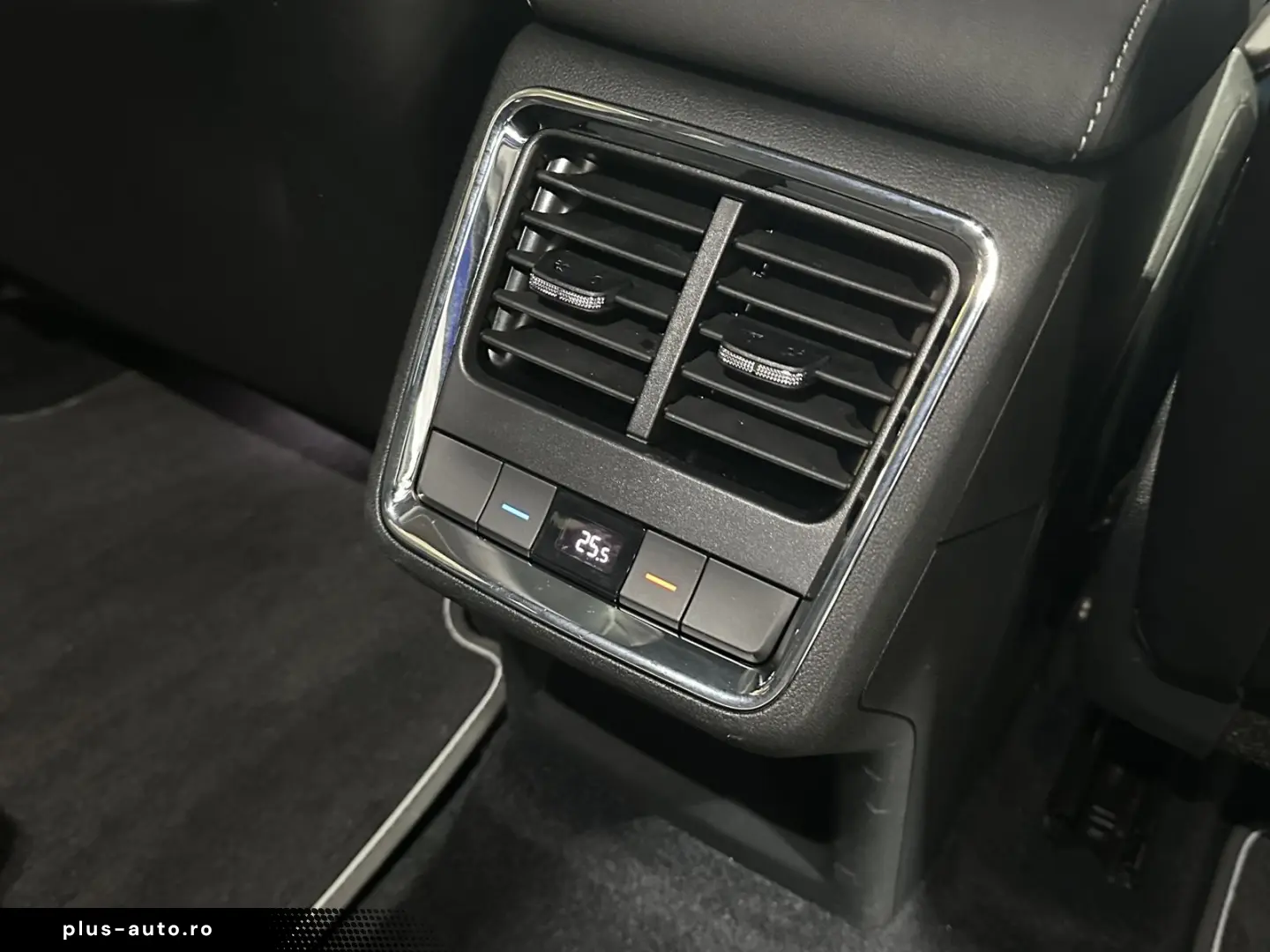 SKODA Enyaq 80x Sportline Pano AHK Wärmepumpe Navi LED