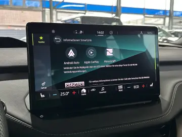 SKODA Enyaq 80x Sportline Pano AHK Wärmepumpe Navi LED