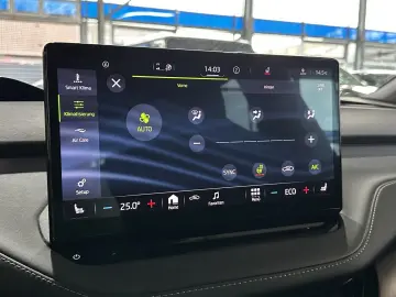 SKODA Enyaq 80x Sportline Pano AHK Wärmepumpe Navi LED