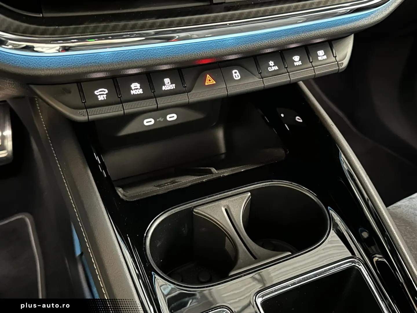 SKODA Enyaq 80x Sportline Pano AHK Wärmepumpe Navi LED