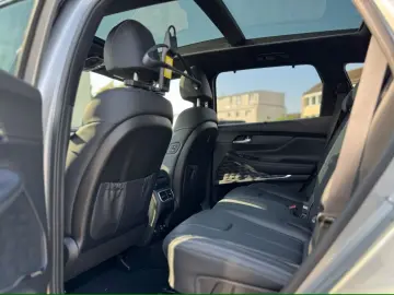 HYUNDAI Santa Fe Signature 4WD
