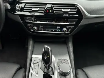 BMW 530d xDrive M-Sport NAV LED AHK HEAD-UP GLASDACH