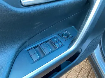 TOYOTA Hybrid AWD-i   Kamera Navi AHK