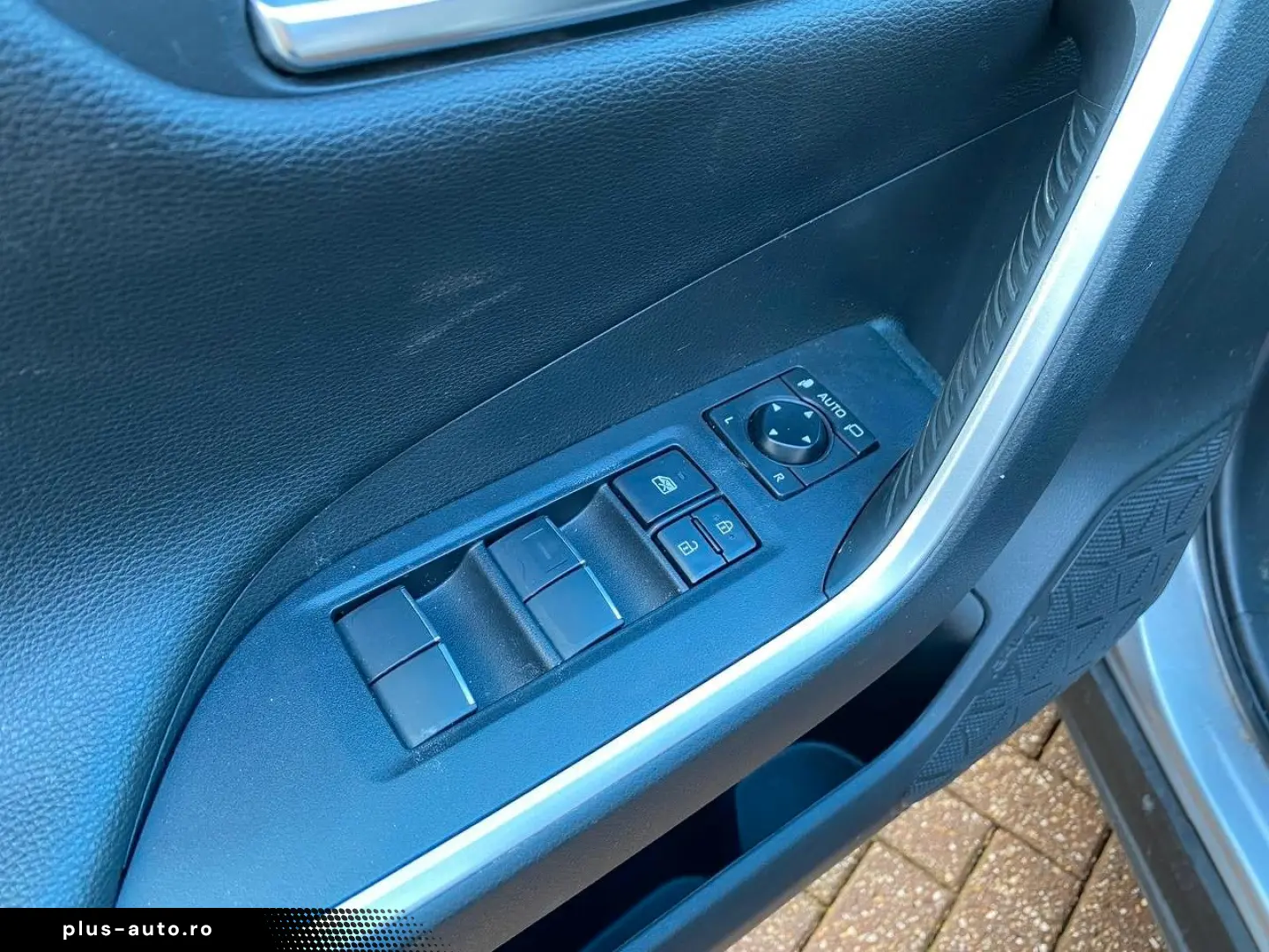 TOYOTA Hybrid AWD-i   Kamera Navi AHK