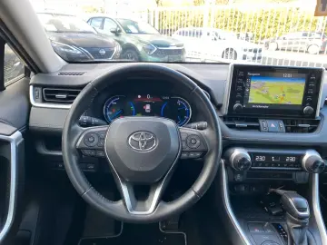 TOYOTA Hybrid AWD-i   Kamera Navi AHK