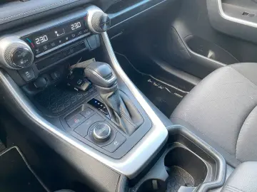 TOYOTA Hybrid AWD-i   Kamera Navi AHK