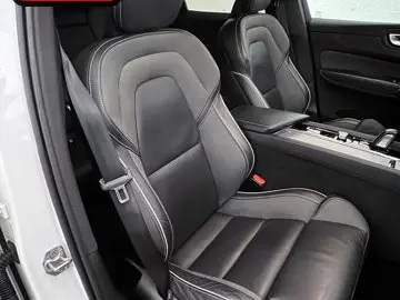 VOLVO XC60 B5 B AWD R-DESIGN HUD AHK MEMORY GOOGLE LED