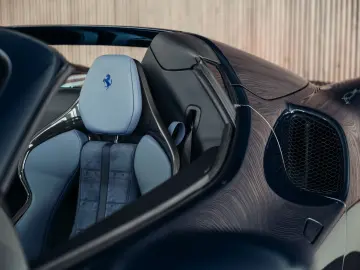 FERRARI 296 GTS  Lift  Blu Pozzi  einlackierte Streifen