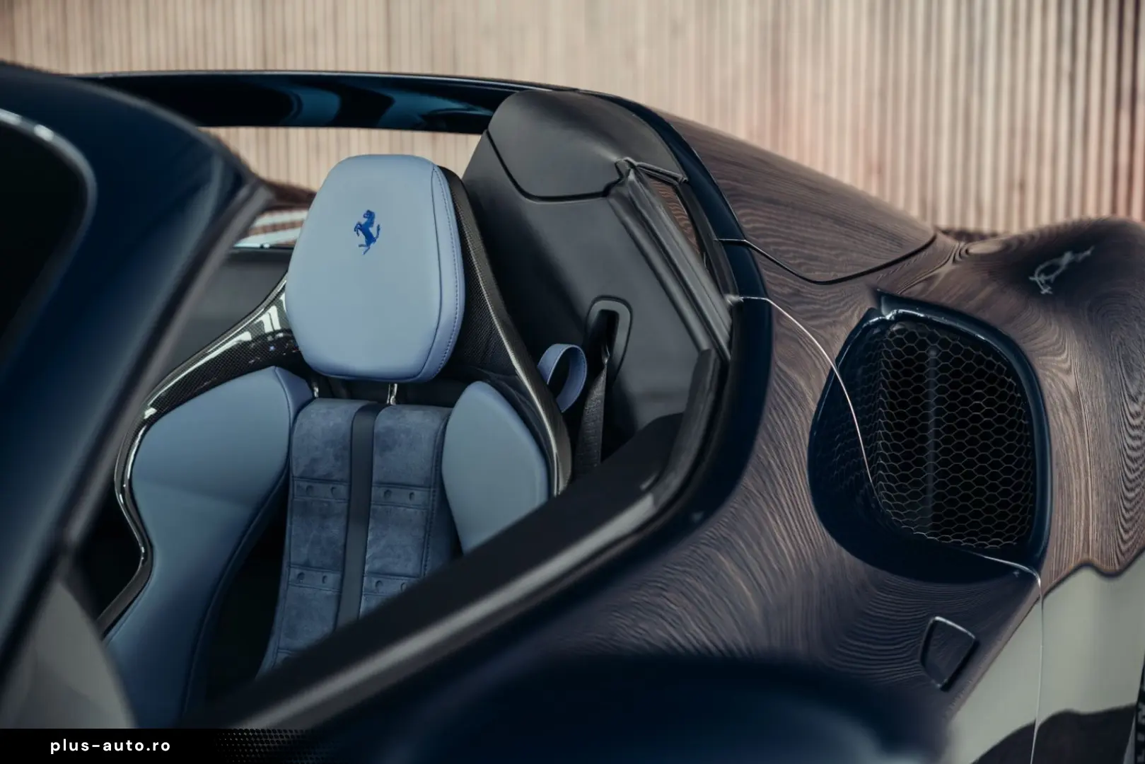 FERRARI 296 GTS  Lift  Blu Pozzi  einlackierte Streifen